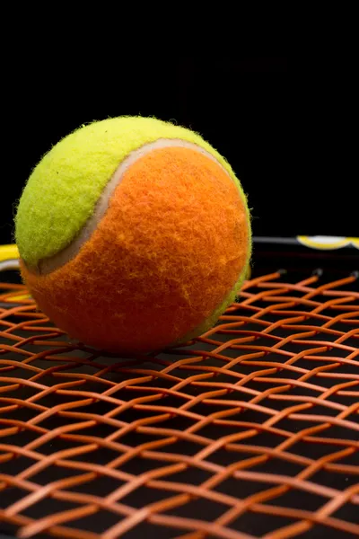 Tennisbal voor jonge geitjes met tennisracket — Stockfoto
