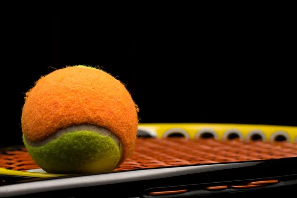 테니스 공 테니스 라켓으로 아이 들을 위한 — 스톡 사진