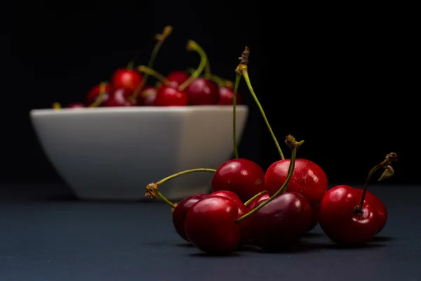 Mísa třešní na tmavém pozadí — Stock fotografie