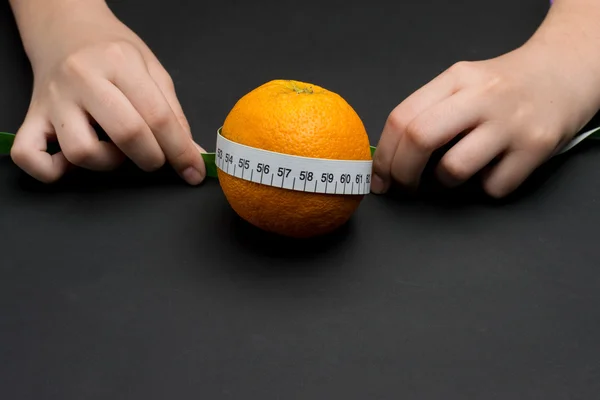 Naranja con cinta métrica — Foto de Stock