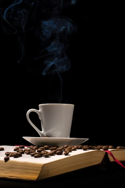 Kitap ile kahve fincanı — Stok fotoğraf