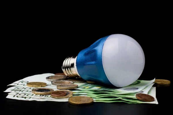 LED-Lampe mit Geld — Stockfoto