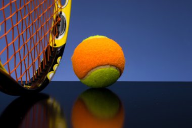 Tenis topu tenis raketi mavi zemin üzerine olan çocuklar için