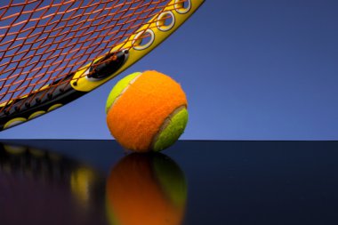 Tenis topu tenis raketi mavi zemin üzerine olan çocuklar için