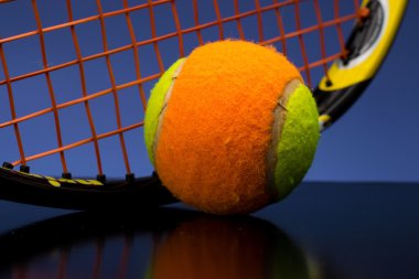 Tenis topu tenis raketi mavi zemin üzerine olan çocuklar için