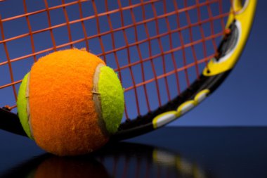 Tenis topu tenis raketi mavi zemin üzerine olan çocuklar için