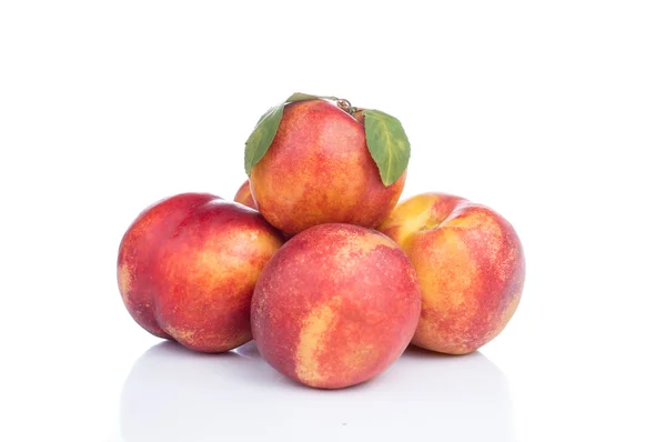 Nectarine friut op witte geïsoleerde achtergrond — Stockfoto