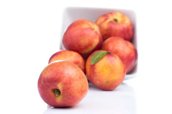 Nectarine friut op witte geïsoleerde achtergrond — Stockfoto