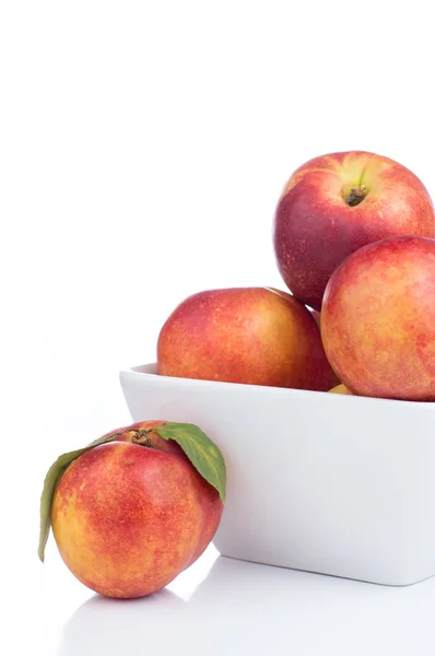 Nectarine friut op witte geïsoleerde achtergrond — Stockfoto