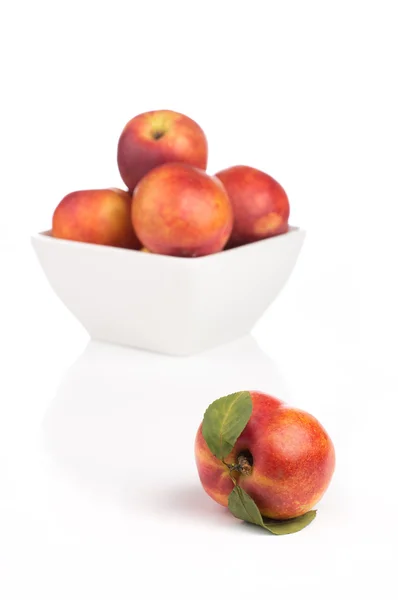 Nectarine friut op witte geïsoleerde achtergrond — Stockfoto