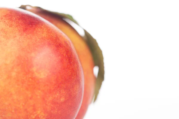 Ovocné nektarinek na bílém pozadí izolované — Stock fotografie