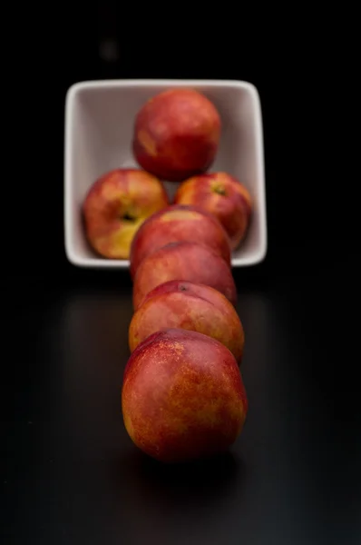 Fruits nectarinés sur fond isolé — Photo