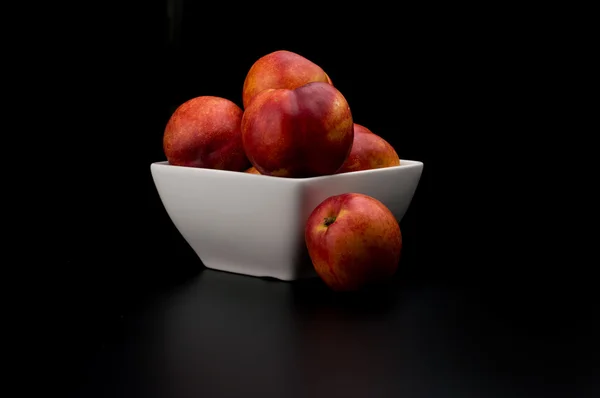 Nectarine fruit op geïsoleerde achtergrond — Stockfoto