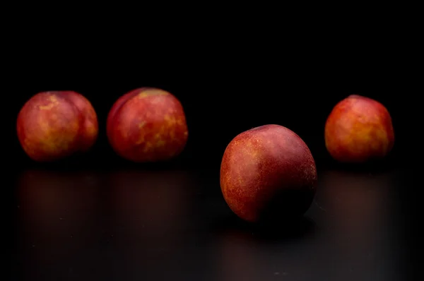Nektarinky ovoce na izolované pozadí — Stock fotografie