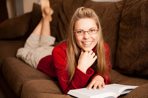 Frau liest — Stockfoto