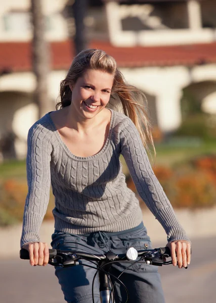 Donna giro in bicicletta — Foto Stock