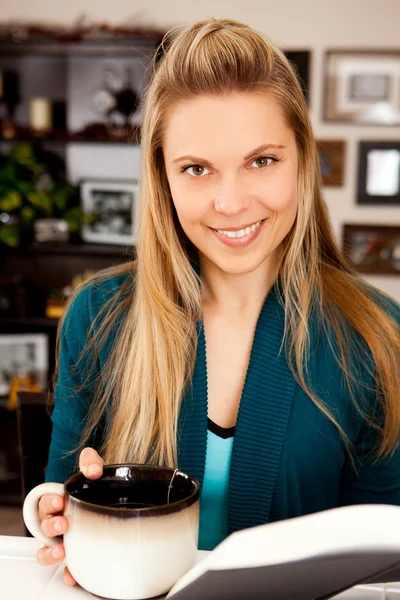 Femme lisant boire du café — Photo