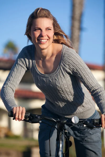 Kadın Bisiklete binmek — Stok fotoğraf