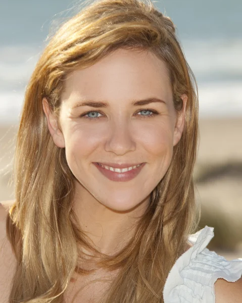 Woman smiling on beach — Stock Photo, Image