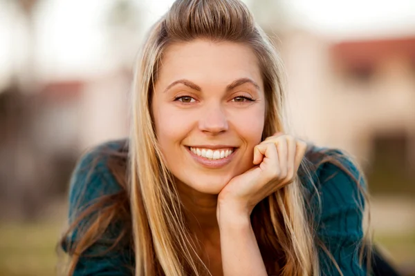 Junge Frau lächelt — Stockfoto