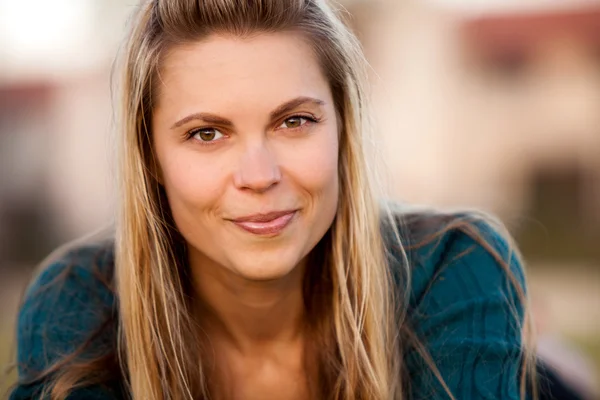 Junge Frau lächelt — Stockfoto