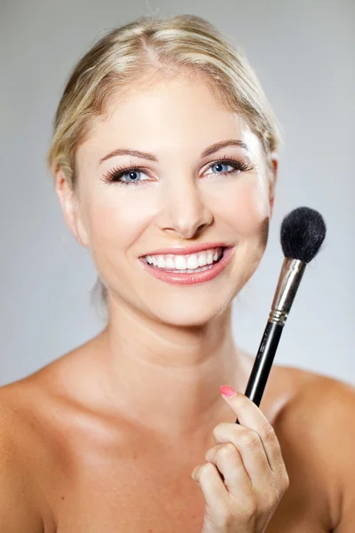 Kvinna makeup borste — Stockfoto