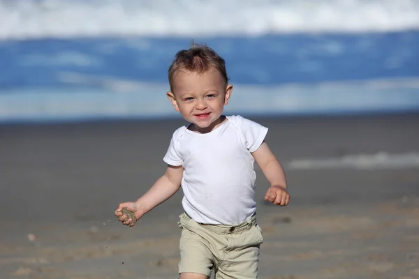 Мальчик пляж — стоковое фото