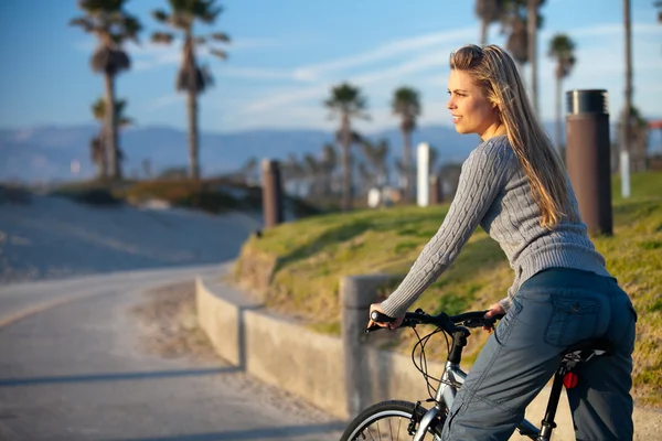 Женщина на велосипеде Лицензионные Стоковые Изображения