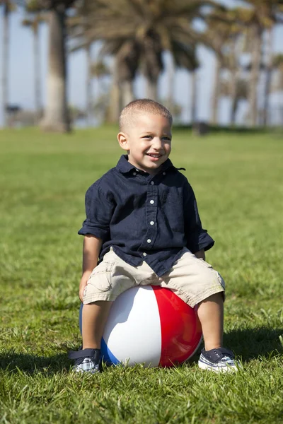 Jongen spelen — Stockfoto