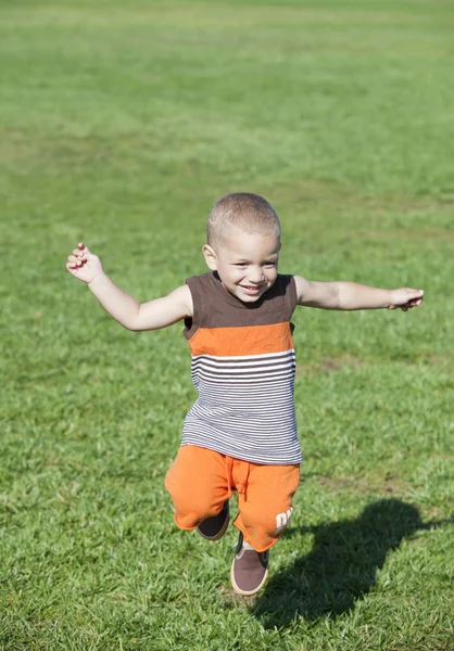 Jongen spelen — Stockfoto