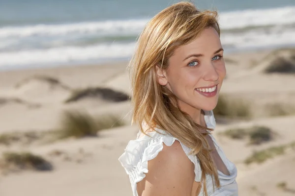 Woman beach — Stock Photo, Image