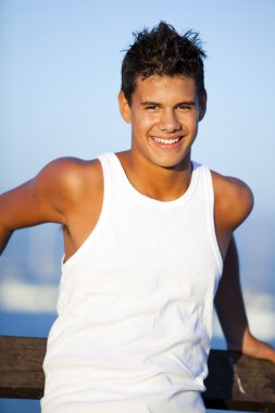 adam iskele üzerinde