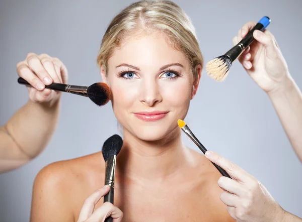 Cepillo de maquillaje mujer —  Fotos de Stock