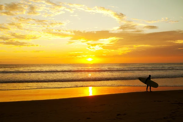 Surfer strand — Stockfoto