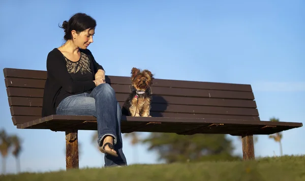 Menina e cão — Fotografia de Stock