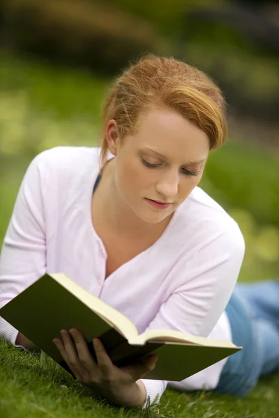 Mujer leyendo —  Fotos de Stock