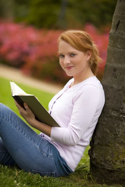 Mujer leyendo —  Fotos de Stock