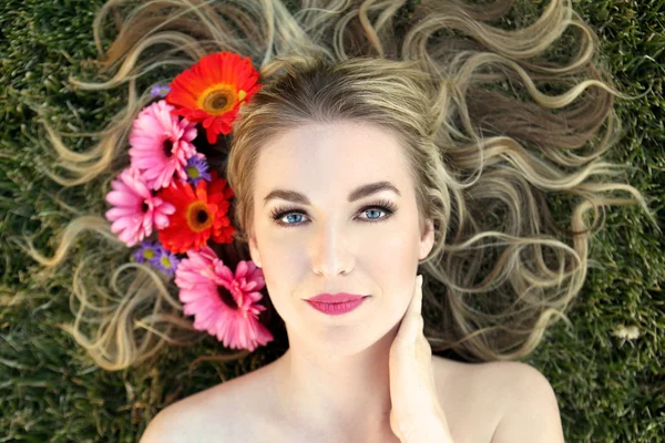 Привлекательная женщина с цветочными волосами — стоковое фото
