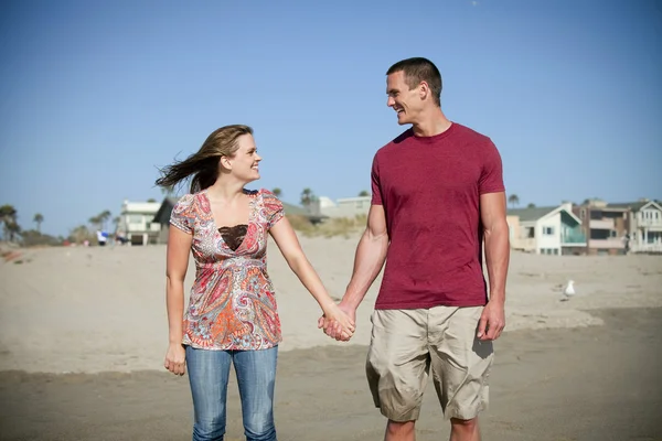 Jeune couple attrayant — Photo