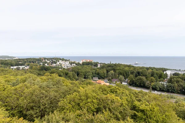 Ağacın tepesinden Heringsdorf 'taki rıhtıma doğru yürüme manzarası. Tatil zamanı kullanım adasında..