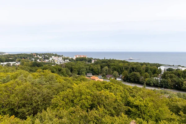 Ağacın tepesinden Heringsdorf 'taki rıhtıma doğru yürüme manzarası. Tatil zamanı kullanım adasında..