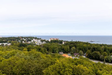 Ağacın tepesinden Heringsdorf 'taki rıhtıma doğru yürüme manzarası. Tatil zamanı kullanım adasında..