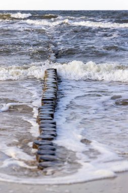 Yazın güzel bir gününde Kullanım Adası 'ndaki Zempin sahilinde dalgalar