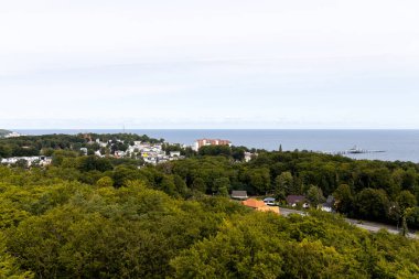 Ağacın tepesinden Heringsdorf 'taki rıhtıma doğru yürüme manzarası. Tatil zamanı kullanım adasında..