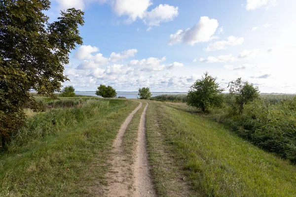 Güneşli bir günde, Zempin 'deki Achterwasser adasında yürüyüş yolunda tek başına.
