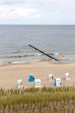 Yazın birçok plaj sandalyesi olan Kullanım Adası 'ndaki Zempin plajı manzarası.