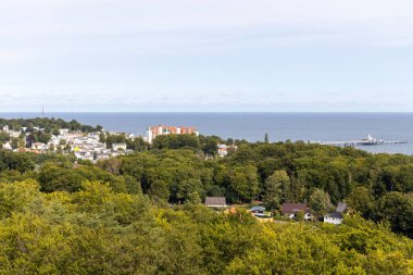 Ağacın tepesinden Heringsdorf 'taki rıhtıma doğru yürüme manzarası. Tatil zamanı kullanım adasında..