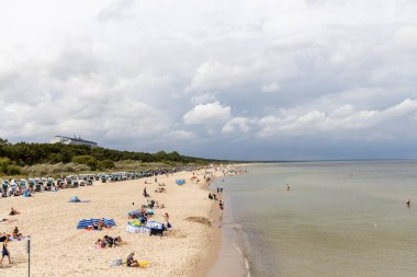 Yazın birçok plaj sandalyesi olan Zinnowitz plajı manzarası.