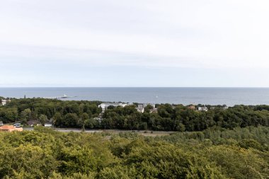Ağacın tepesinden Heringsdorf 'taki rıhtıma doğru yürüme manzarası. Tatil zamanı kullanım adasında..