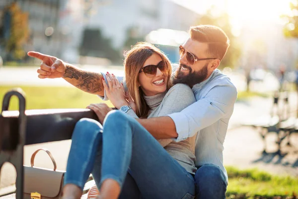 Ein Touristenpaar Erkundet Gemeinsam Die Neue Stadt Paar Genießt Wochenende — Stockfoto